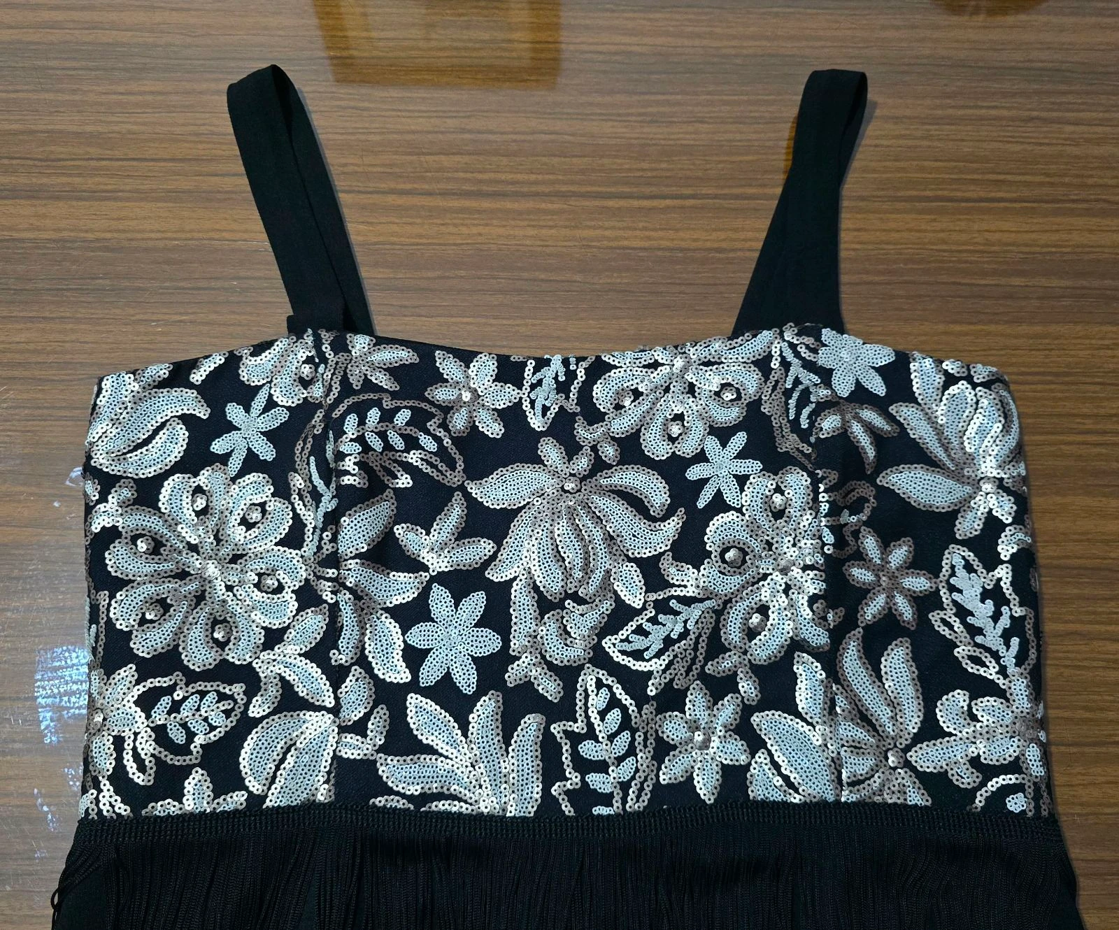 Vestido negro con lentejuelas y flecos – photo 3